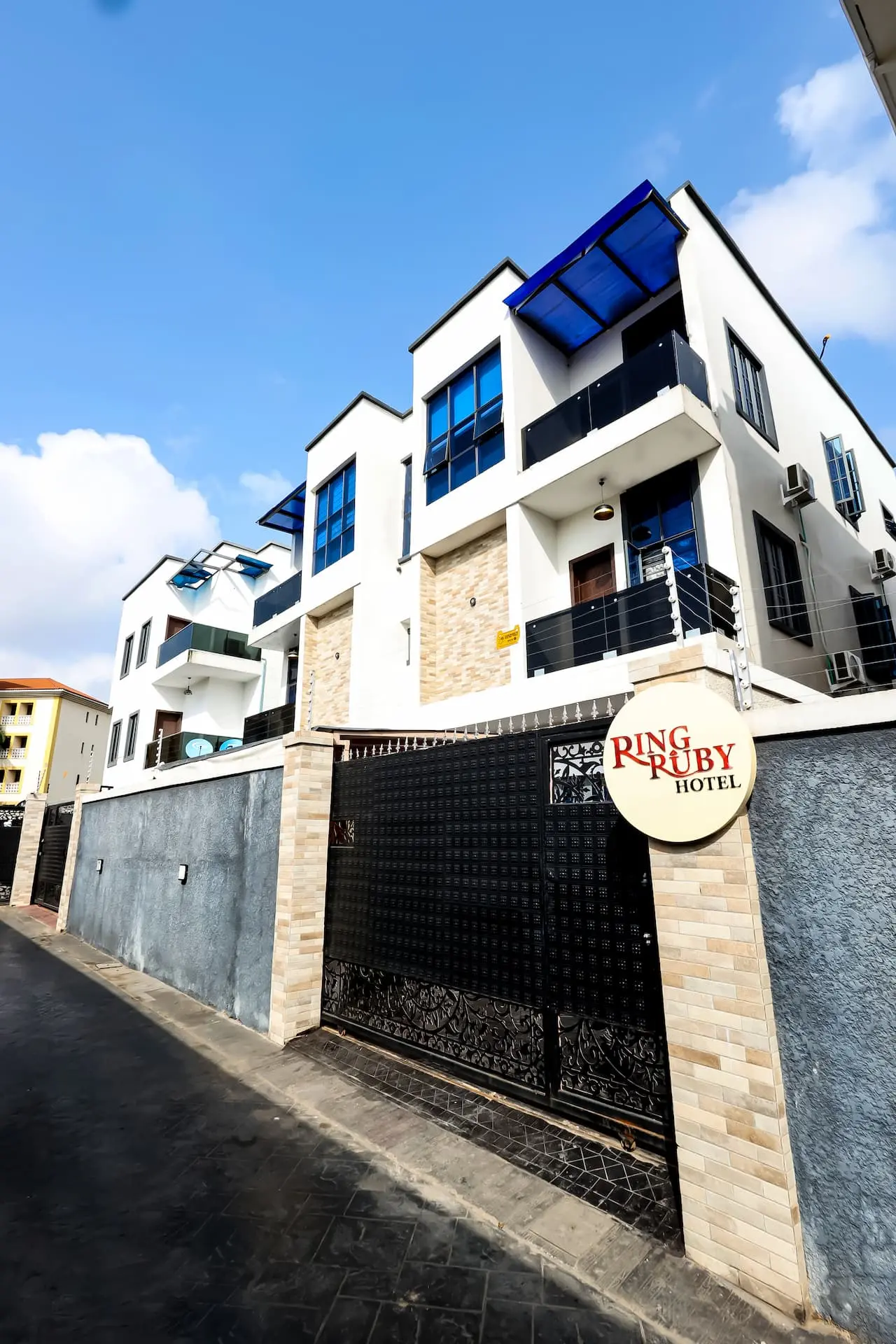 Ring Ruby Hotel - Boutique hotel room with vibrant local design